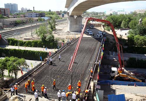 這是6月22日拍攝的新疆哈密貨車南環(huán)線迎賓路中橋澆筑施工現(xiàn)場(chǎng)。當(dāng)日,新建鐵路哈密貨車南環(huán)線最后一個(gè)控制性工程——迎賓路中橋澆筑完成,標(biāo)志著該鐵路工程主體貫通。新建鐵路哈密貨車南環(huán)線工程位于新疆哈密市,是規(guī)劃哈密鐵路樞紐的重要組成部分,也是蘭新鐵路第二雙線配套工程,自蘭新鐵路既有線紅光站東側(cè)引出,經(jīng)新建哈密東、哈密南站,引入蘭新鐵路既有線火石泉站。項(xiàng)目建成后,將提高新疆東大門哈密地區(qū)區(qū)間運(yùn)輸能力,有利于加快西煤東運(yùn)。新華社發(fā)(蔡增樂 攝)