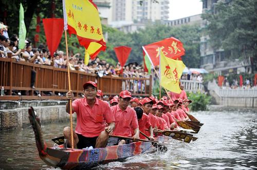 6月23日,參加龍舟巡游的隊員們在荔枝灣涌劃龍舟。當日是農(nóng)歷五月初五端午節(jié),正在廣州荔枝灣舉行的首屆老廣州民間藝術(shù)節(jié)之“五月五·龍船鼓”系列活動進行盛大的龍舟巡游以及祭祀表演等活動,吸引了大量市民和游客前來感受傳統(tǒng)的端午民俗文化。新華社記者 陳曄華 攝