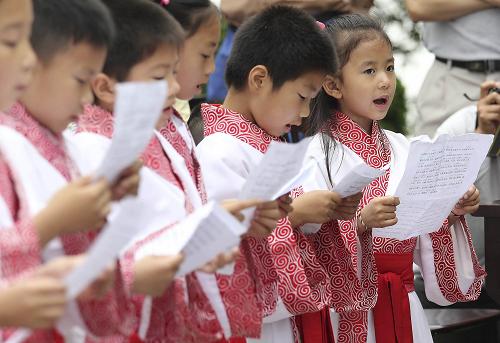 6月23日,南通知止堂國學班的小學員在“端午祭祀屈原儀式”上誦讀《離騷》選段。新華社發(fā)(黃哲 攝)