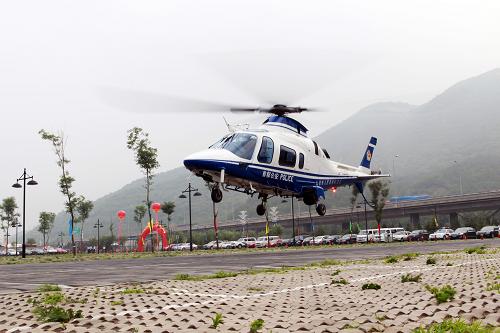 6月22日,警用直升機(jī)從北京市門頭溝區(qū)京浪島文化體育公園起飛,準(zhǔn)備執(zhí)行空中查毒任務(wù)。當(dāng)日,“鷹目2012空中禁毒”啟動(dòng)儀式暨禁毒志愿者進(jìn)鄉(xiāng)村宣傳踏查活動(dòng)在北京市門頭溝區(qū)京浪島文化體育公園舉行。自即日起,北京警方將出動(dòng)無(wú)人機(jī)和警用直升機(jī)對(duì)京郊區(qū)縣、特別是深山地帶展開空中巡查,探查可能存在的非法種植毒品原植物的情況。新華社發(fā)(張巖 攝)