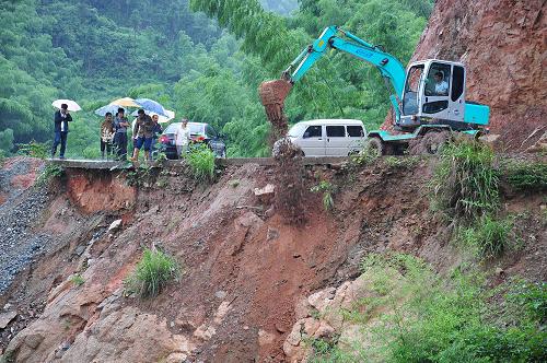6月25日,鉛山縣英將鄉(xiāng)組織村民搶修英將鄉(xiāng)至小橫村的塌方公路。據(jù)江西省防汛抗旱總指揮部辦公室介紹,截至24日20時(shí),22日開(kāi)始的大范圍強(qiáng)降雨已造成江西境內(nèi)73.427萬(wàn)人受災(zāi),倒塌房屋1751間,各地緊急轉(zhuǎn)移被洪水威脅群眾近2.7萬(wàn)人。