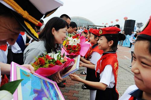 7月2日,青島少先隊(duì)員在山東青島奧帆中心碼頭向“雪龍?zhí)?#8221;科考隊(duì)員和船員贈(zèng)送自己創(chuàng)作的繪畫作品。 當(dāng)日,中國第五次北極科學(xué)考察隊(duì)乘“雪龍?zhí)?#8221;科學(xué)考察船從青島市奧帆中心碼頭起航,前往北極執(zhí)行科學(xué)考察任務(wù)。據(jù)了解,“雪龍?zhí)?#8221;從青島出發(fā)后,將途經(jīng)白令海、楚科奇海、北方海航道抵達(dá)冰島,在冰島開展為期5天的訪問和調(diào)查活動(dòng),再經(jīng)挪威和丹麥的公海海域從北冰洋高緯地區(qū)返回楚科奇海,經(jīng)白令海返回,總航程預(yù)計(jì)為17000多海里,共90天,預(yù)計(jì)9月29日返回上海港。 新華社發(fā)(俞方平 攝)