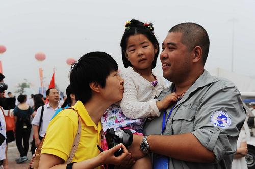 7月2日,首次參加北極科考的隊(duì)員宋振亞(右)在山東青島奧帆中心碼頭與家人告別。 當(dāng)日,中國第五次北極科學(xué)考察隊(duì)乘“雪龍?zhí)?#8221;科學(xué)考察船從青島市奧帆中心碼頭起航,前往北極執(zhí)行科學(xué)考察任務(wù)。據(jù)了解,“雪龍?zhí)?#8221;從青島出發(fā)后,將途經(jīng)白令海、楚科奇海、北方海航道抵達(dá)冰島,在冰島開展為期5天的訪問和調(diào)查活動(dòng),再經(jīng)挪威和丹麥的公海海域從北冰洋高緯地區(qū)返回楚科奇海,經(jīng)白令海返回,總航程預(yù)計(jì)為17000多海里,共90天,預(yù)計(jì)9月29日返回上海港。 新華社發(fā)(俞方平 攝)