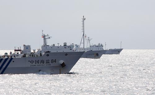 7月2日,正在南海我國管轄海域執(zhí)行定期維權(quán)巡航任務(wù)的中國海監(jiān)編隊進(jìn)行海上編隊演練。 2日8時,參加此次定巡的中國海監(jiān)83船、84船、66船、71船在短暫休整后,從永暑礁東北錨地起錨。8點30分,海上編隊演練開始。 新華社記者余曉潔攝