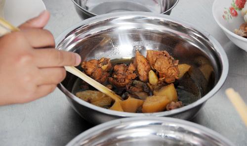黑龍江貧困地區(qū)農村小學學生吃上營養(yǎng)餐 7月3日,黑龍江省綏化市青岡縣連豐鄉(xiāng)中心小學的一名學生在吃土豆燉雞肉。 7月3日,黑龍江省綏化市青岡縣連豐鄉(xiāng)中心小學在學校食堂吃飯的240名同學第一次吃上營養(yǎng)搭配合理、味道可口的菜肴,正式告別了木耳、白菜、土豆、干豆腐、豆芽一鍋燉的“雜拌”菜時代。自此,黑龍江省貧困地區(qū)青岡縣、明水縣具備“希望廚房”設備的農村小學的5000名學生可以在學校吃上放心、營養(yǎng)的午餐了。 2012年6月黑龍江省青少年發(fā)展基金會啟動了“希望廚房”公益項目,該項目通過動員社會各界力量,募集專項公益資金,為黑龍江省農村貧困地區(qū)小學配備現(xiàn)代化廚房設備。在愛心企業(yè)的捐助下,目前已經有31所農村小學即將有自己的廚房。其中青岡縣、明水縣的11所小學設備現(xiàn)已經安裝完畢。 新華社記者 王凱 攝