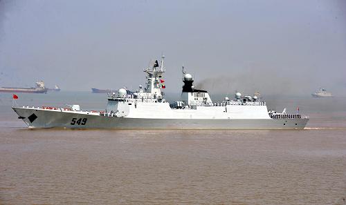 7月3日,中國(guó)海軍“常州”號(hào)導(dǎo)彈護(hù)衛(wèi)艦從浙江舟山啟航。 當(dāng)日,由中國(guó)海軍“益陽(yáng)”號(hào)、“常州”號(hào)導(dǎo)彈護(hù)衛(wèi)艦和“千島湖”號(hào)綜合補(bǔ)給艦組成的海軍第12批護(hù)航編隊(duì)從舟山啟航,赴亞丁灣、索馬里海域接替執(zhí)行護(hù)航任務(wù)。 新華社發(fā)(胡社友 攝)