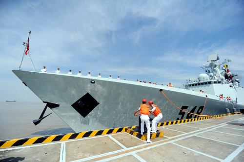 7月3日,中國(guó)海軍“益陽(yáng)”號(hào)導(dǎo)彈護(hù)衛(wèi)艦從浙江舟山解纜起航。 當(dāng)日,由中國(guó)海軍“益陽(yáng)”號(hào)、“常州”號(hào)導(dǎo)彈護(hù)衛(wèi)艦和“千島湖”號(hào)綜合補(bǔ)給艦組成的海軍第12批護(hù)航編隊(duì)從舟山起航,赴亞丁灣、索馬里海域接替執(zhí)行護(hù)航任務(wù)。 新華社發(fā)(華志波 攝)