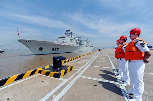 7月3日,中國(guó)海軍“千島湖”號(hào)綜合補(bǔ)給艦從浙江舟山起航。 當(dāng)日,由中國(guó)海軍“益陽(yáng)”號(hào)、“常州”號(hào)導(dǎo)彈護(hù)衛(wèi)艦和“千島湖”號(hào)綜合補(bǔ)給艦組成的海軍第12批護(hù)航編隊(duì)從舟山起航,赴亞丁灣、索馬里海域接替執(zhí)行護(hù)航任務(wù)。 新華社發(fā)(華志波 攝)