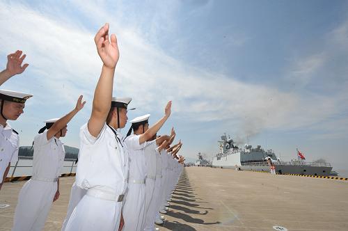 7月3日,海軍官兵揮手告別中國(guó)海軍第12批護(hù)航編隊(duì)。 當(dāng)日,由中國(guó)海軍“益陽(yáng)”號(hào)、“常州”號(hào)導(dǎo)彈護(hù)衛(wèi)艦和“千島湖”號(hào)綜合補(bǔ)給艦組成的海軍第12批護(hù)航編隊(duì)從舟山起航,赴亞丁灣、索馬里海域接替執(zhí)行護(hù)航任務(wù)。 新華社發(fā)(吳琳紅 攝)