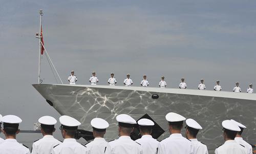 7月3日,海軍官兵目送中國(guó)海軍第12批護(hù)航編隊(duì)起航。 當(dāng)日,由中國(guó)海軍“益陽(yáng)”號(hào)、“常州”號(hào)導(dǎo)彈護(hù)衛(wèi)艦和“千島湖”號(hào)綜合補(bǔ)給艦組成的海軍第12批護(hù)航編隊(duì)從舟山起航,赴亞丁灣、索馬里海域接替執(zhí)行護(hù)航任務(wù)。 新華社發(fā)(吳琳紅 攝)
