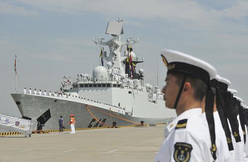 7月3日,海軍官兵目送中國(guó)海軍第12批護(hù)航編隊(duì)起航。 當(dāng)日,由中國(guó)海軍“益陽(yáng)”號(hào)、“常州”號(hào)導(dǎo)彈護(hù)衛(wèi)艦和“千島湖”號(hào)綜合補(bǔ)給艦組成的海軍第12批護(hù)航編隊(duì)從舟山起航,赴亞丁灣、索馬里海域接替執(zhí)行護(hù)航任務(wù)。 新華社發(fā)(吳琳紅 攝)