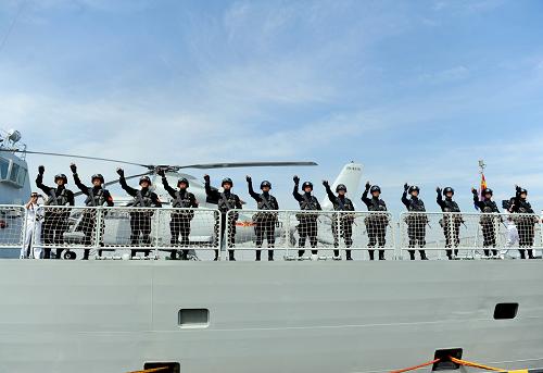 7月3日,海軍第12批護(hù)航編隊(duì)的特戰(zhàn)隊(duì)員們向岸上的歡送隊(duì)伍揮手告別。 當(dāng)日,由中國(guó)海軍“益陽(yáng)”號(hào)、“常州”號(hào)導(dǎo)彈護(hù)衛(wèi)艦和“千島湖”號(hào)綜合補(bǔ)給艦組成的海軍第12批護(hù)航編隊(duì)從舟山起航,赴亞丁灣、索馬里海域接替執(zhí)行護(hù)航任務(wù)。 新華社發(fā)(華志波 攝)