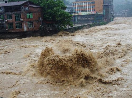 7月4日,四川省達(dá)州萬(wàn)源市廟溝河畔的房屋被洪水圍困。 據(jù)四川達(dá)州市政府應(yīng)急辦通報(bào),自6月30日以來(lái),四川達(dá)州市持續(xù)強(qiáng)降雨,截至7月2日16時(shí)全市7個(gè)縣(市、區(qū))有62萬(wàn)余人受災(zāi),緊急轉(zhuǎn)移安置8541人,因?yàn)?zāi)死亡3人。 新華社發(fā)(鄧良奎 攝)