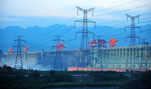 世界最大水電站全部機(jī)組投產(chǎn) 三峽工程發(fā)電效益全面發(fā)揮 這是7月3日拍攝的三峽大壩。 7月4日,三峽工程最后一臺70萬千瓦巨型機(jī)組正式交付投產(chǎn)。至此,經(jīng)過10多年的安裝、調(diào)試,世界裝機(jī)容量最大水電站三峽電站32臺機(jī)組全部投產(chǎn),三峽工程發(fā)電效益全面發(fā)揮。三峽電站是世界最大水電站,發(fā)電機(jī)組尺寸和容量大,水頭變幅寬,設(shè)計和制造難度居世界之最。三峽電站共設(shè)有32臺70萬千瓦的水輪發(fā)電機(jī)組,分別位于左、右岸電站和地下電站,加上兩臺5萬千瓦電源機(jī)組,三峽電站總裝機(jī)容量達(dá)到2250萬千瓦。 三峽電站第一臺機(jī)組于2003年7月10日正式并網(wǎng)發(fā)電,到今天全部機(jī)組投產(chǎn),歷時9年時間。 據(jù)記者了解,截至7月4日,三峽電站發(fā)電量累計達(dá)到5648億千瓦時,相當(dāng)于從滾滾長江中撈起了近2億噸標(biāo)準(zhǔn)煤,減排二氧化碳4億噸、二氧化硫500多萬噸。 新華社記者 肖藝九 攝