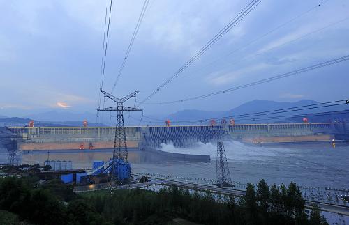 世界最大水電站全部機(jī)組投產(chǎn) 三峽工程發(fā)電效益全面發(fā)揮 這是7月3日拍攝的三峽電站外送輸電線路和三峽大壩雄姿。 7月4日,三峽工程最后一臺70萬千瓦巨型機(jī)組正式交付投產(chǎn)。至此,經(jīng)過10多年的安裝、調(diào)試,世界裝機(jī)容量最大水電站三峽電站32臺機(jī)組全部投產(chǎn),三峽工程發(fā)電效益全面發(fā)揮。三峽電站是世界最大水電站,發(fā)電機(jī)組尺寸和容量大,水頭變幅寬,設(shè)計和制造難度居世界之最。三峽電站共設(shè)有32臺70萬千瓦的水輪發(fā)電機(jī)組,分別位于左、右岸電站和地下電站,加上兩臺5萬千瓦電源機(jī)組,三峽電站總裝機(jī)容量達(dá)到2250萬千瓦。 三峽電站第一臺機(jī)組于2003年7月10日正式并網(wǎng)發(fā)電,到今天全部機(jī)組投產(chǎn),歷時9年時間。 據(jù)記者了解,截至7月4日,三峽電站發(fā)電量累計達(dá)到5648億千瓦時,相當(dāng)于從滾滾長江中撈起了近2億噸標(biāo)準(zhǔn)煤,減排二氧化碳4億噸、二氧化硫500多萬噸。 新華社發(fā)(鄭家裕 攝)