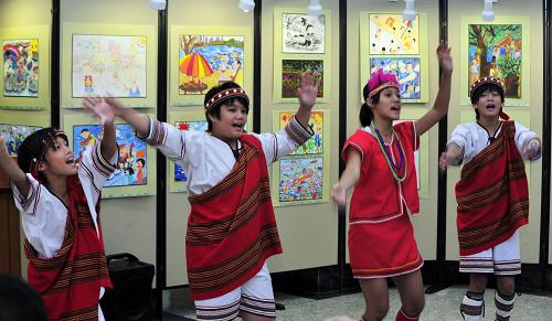 7月5日,臺灣新北市丹鳳小學學生表演歌舞為展覽揭開序幕。 當日,第三屆海峽兩岸少年兒童美術大展在臺北藝術教育館開幕。本屆大展以“季·節(jié)”為主題,從3萬多幅作品中精選出200余幅畫作參展。兩岸兒童用繪畫作品講述他們在“四季”和“節(jié)日”里發(fā)生的多彩故事,呈現(xiàn)了不同地域的四季色彩和民俗文化。 新華社發(fā)(吳景騰 攝)