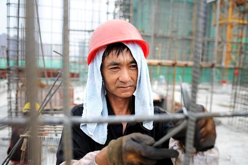 合肥:保障房工地戰(zhàn)高溫 7月5日,一名建筑工人在施工。 當(dāng)日,合肥市發(fā)布今年首個(gè)高溫橙色預(yù)警。在該市最大的保障性工程之一瑤海區(qū)雙窯洞棚戶區(qū)改造工程建筑工地,數(shù)百名建筑工人在暑熱下堅(jiān)持工作,確保保障房如期完工。 新華社記者 杜宇 攝