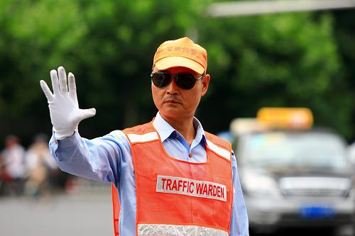 合肥:高溫下的工作者 7月5日,交通協(xié)管員肖廣忠在人行道口疏導(dǎo)行人。 當(dāng)日,合肥市氣象臺發(fā)布今年首個(gè)高溫橙色預(yù)警,預(yù)計(jì)城區(qū)最高溫度可達(dá)37攝氏度以上,一些行業(yè)的室外工作者依然在高溫下堅(jiān)守崗位,維持著城市的正常運(yùn)轉(zhuǎn)。 新華社記者 徐子鑒 攝