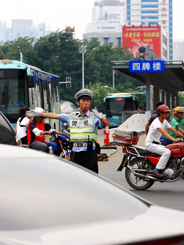 7月5日,交警朱明敏在路口指揮交通。 當(dāng)日,合肥市氣象臺發(fā)布今年首個(gè)高溫橙色預(yù)警,預(yù)計(jì)城區(qū)最高溫度可達(dá)37攝氏度以上,一些行業(yè)的室外工作者依然在高溫下堅(jiān)守崗位,維持著城市的正常運(yùn)轉(zhuǎn)。 新華社記者 徐子鑒 攝