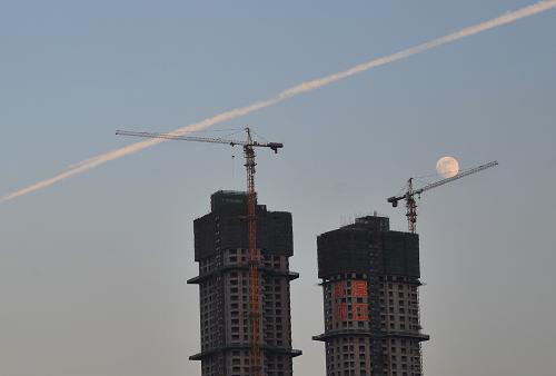 7月2日,黃昏時分的一輪圓月懸掛在天空中,長沙能見度極佳。 近日,湖南省長株潭“兩型辦”及環(huán)保廳決定,年內(nèi)在長沙、株洲、湘潭率先監(jiān)測并發(fā)布PM2.5,明年拓展到張家界、常德、岳陽、衡陽、益陽、婁底等城市,2015年覆蓋全省,以促進湖南省空氣質(zhì)量建設和加大污染治理,“倒逼”各地狠抓環(huán)保,目前,監(jiān)測與發(fā)布的技術、人員和設備準備工作正在緊張籌備之中。 6月中旬,湖南長沙等城市被“外來輸入性大氣污染”導致的霧霾籠罩,導致空氣能見度下降、天空發(fā)黃,更令許多市民特別是年老體弱者感到身體不適。 新華社記者 趙眾志 攝