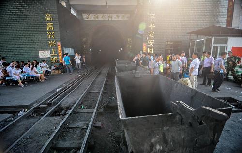 湖南耒陽市透水事故煤礦16人仍被困 事故礦井透水已全部排干 7月5日拍攝的救援現(xiàn)場。 7月4日18時(shí)左右,湖南耒陽市三都鎮(zhèn)一煤礦發(fā)生透水事故,導(dǎo)致16人被困。目前,當(dāng)?shù)卣M織力量全力搶救,事故礦井透水已全部排干,礦井恢復(fù)通風(fēng),16人依然被困。 發(fā)生透水事故的礦井名為茄莉沖新井礦,為證照齊全合法煤礦,事故發(fā)生時(shí)有40人在井下,其中24人安全升井,另有16人被困。 據(jù)介紹,5日清晨6時(shí)30分,耒陽市政府接到事故報(bào)告后,立即調(diào)動(dòng)衡陽市、耒陽市、白沙、白山坪四支煤礦救護(hù)隊(duì)趕赴事故現(xiàn)場救援。湖南省和衡陽市相關(guān)領(lǐng)導(dǎo)也趕到現(xiàn)場指揮救援。 據(jù)了解,至上午10時(shí),事故礦井透水已全部排干,礦井恢復(fù)通風(fēng),搶險(xiǎn)人員正加緊疏通巷道,現(xiàn)場救援全力進(jìn)行之中。 新華社記者 白禹 攝