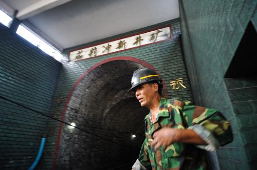 湖南耒陽市透水事故煤礦16人仍被困 事故礦井透水已全部排干 7月5日,一名救援人員從巷道內(nèi)走出。 7月4日18時(shí)左右,湖南耒陽市三都鎮(zhèn)一煤礦發(fā)生透水事故,導(dǎo)致16人被困。目前,當(dāng)?shù)卣M織力量全力搶救,事故礦井透水已全部排干,礦井恢復(fù)通風(fēng),16人依然被困。 發(fā)生透水事故的礦井名為茄莉沖新井礦,為證照齊全合法煤礦,事故發(fā)生時(shí)有40人在井下,其中24人安全升井,另有16人被困。 據(jù)介紹,5日清晨6時(shí)30分,耒陽市政府接到事故報(bào)告后,立即調(diào)動(dòng)衡陽市、耒陽市、白沙、白山坪四支煤礦救護(hù)隊(duì)趕赴事故現(xiàn)場救援。湖南省和衡陽市相關(guān)領(lǐng)導(dǎo)也趕到現(xiàn)場指揮救援。 據(jù)了解,至上午10時(shí),事故礦井透水已全部排干,礦井恢復(fù)通風(fēng),搶險(xiǎn)人員正加緊疏通巷道,現(xiàn)場救援全力進(jìn)行之中。 新華社記者 白禹 攝
