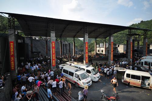 7月5日,在救援現(xiàn)場,武警、消防、醫(yī)療等多個(gè)部門的救援人員在礦井口等待。 7月4日18時(shí)左右,湖南耒陽市三都鎮(zhèn)一煤礦發(fā)生透水事故,導(dǎo)致16人被困。目前,當(dāng)?shù)卣M織力量全力搶救,事故礦井透水已全部排干,礦井恢復(fù)通風(fēng),16人依然被困。 發(fā)生透水事故的礦井名為茄莉沖新井礦,為證照齊全合法煤礦,事故發(fā)生時(shí)有40人在井下,其中24人安全升井,另有16人被困。 據(jù)介紹,5日清晨6時(shí)30分,耒陽市政府接到事故報(bào)告后,立即調(diào)動(dòng)衡陽市、耒陽市、白沙、白山坪四支煤礦救護(hù)隊(duì)趕赴事故現(xiàn)場救援。湖南省和衡陽市相關(guān)領(lǐng)導(dǎo)也趕到現(xiàn)場指揮救援。 據(jù)了解,至上午10時(shí),事故礦井透水已全部排干,礦井恢復(fù)通風(fēng),搶險(xiǎn)人員正加緊疏通巷道,現(xiàn)場救援全力進(jìn)行之中。 新華社記者 白禹 攝