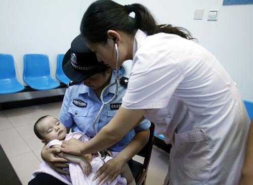 在河北唐縣,醫(yī)護(hù)人員在為被解救的女嬰體檢(7月2日攝)。 7月2日,公安部統(tǒng)一指揮河北、山東、四川、福建、河南、云南等15省區(qū)市公安機(jī)關(guān)同步開展集中抓捕、解救行動(dòng),徹底摧毀了兩個(gè)危害極大的拐賣兒童犯罪團(tuán)伙,斬?cái)喙召u犯罪的鏈條,抓獲犯罪嫌疑人802名,解救被拐賣兒童181名。因販賣兒童一百余名被公安部發(fā)布A級(jí)通緝令通緝的主犯邵中元在集中抓捕行動(dòng)中落網(wǎng)。 新華社記者 王申 攝
