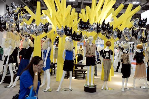 7月6日,觀眾參觀2012澳門國際品牌連鎖加盟展。 當日,2012澳門國際品牌連鎖加盟展開幕。共有來自14個國家和地區(qū)的156個參展單位參加展覽,展位面積達5400平方米。自2009年起開始舉辦的澳門國際品牌連鎖加盟展,是一個集展覽、論壇、商業(yè)配對及產(chǎn)品、服務推介于一體的展會,今年已是第四次舉辦。 新華社記者 張金加 攝