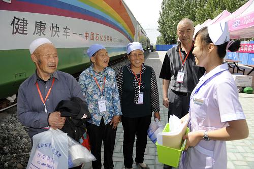7月13日,來自寧夏海原縣的白內(nèi)障患者在“健康快車”旁聽取醫(yī)護(hù)人員的叮囑。近日,國(guó)家衛(wèi)生扶貧項(xiàng)目“健康快車”火車醫(yī)院來到寧夏銀川市。來自天津眼科醫(yī)院和寧夏人民眼科醫(yī)院的11名醫(yī)護(hù)人員將陸續(xù)為當(dāng)?shù)厍в嗝變?nèi)障患者免費(fèi)進(jìn)行手術(shù)治療。據(jù)了解,“健康快車”項(xiàng)目自1997年啟動(dòng)以來,行程20余萬公里,為貧困白內(nèi)障患者免費(fèi)實(shí)施復(fù)明手術(shù)12萬余例。