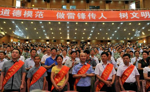 7月13日,全國道德模范提名獎獲得者參加交流活動。當(dāng)日,由中宣部、中央文明辦等單位共同舉辦的“學(xué)雷鋒·在行動——全國道德模范與身邊好人(江西景德鎮(zhèn))現(xiàn)場交流活動”舉行,旨在推動社會主義核心價值體系建設(shè),在全社會進(jìn)一步倡導(dǎo)學(xué)習(xí)好人、關(guān)愛好人、崇尚好人、爭當(dāng)?shù)赖履7兜牧己蔑L(fēng)尚。此次活動邀請了全國道德模范邱娥國、陳美麗、譚良才,全國道德模范提名獎獲得者詹學(xué)銀、歐陽琦、陳勇琦、閔青梅、湯太平,“中國好人榜”代表朱賢度等,以及全國百名優(yōu)秀志愿者陳偉進(jìn)、景德鎮(zhèn)市道德模范、景德鎮(zhèn)市好人代表參加現(xiàn)場交流互動。新華社記者 宋振平 攝