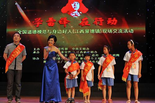 7月13日,第三屆全國道德模范提名獎獲得者歐陽琦(左一)與“中國好人榜”好人、江西萍鄉(xiāng)市蘆溪縣慈恩關(guān)愛中心的陳星(右四)、黃樂萍(右三)、童惠君(右二)、王美玲(右一)進(jìn)行互動交流。新華社記者 宋振平 攝