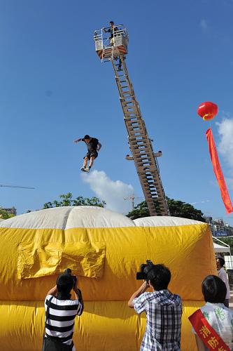 7月13日,群眾參與高空逃生演練。當(dāng)日,為提高群眾消防安全意識,預(yù)防和減少火災(zāi)事故特別是群死群傷火災(zāi)事故的發(fā)生,海南省委宣傳部和省消防總隊在三亞市聯(lián)合舉辦“人人參與消防、共創(chuàng)平安和諧”大型宣傳活動,開展油田滅火演練、高空逃生演練、消防器材展示、車禍緊急救援、滅火器的使用等訓(xùn)練,吸引了數(shù)千名市民觀看與體驗。新華社記者 侯建森 攝