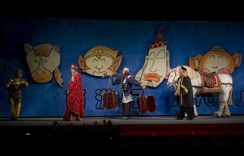 7月13日,演員演出開幕劇目《西游記》。當(dāng)日,由中國(guó)兒童藝術(shù)劇院主辦的第二屆中國(guó)兒童戲劇節(jié)在北京開幕,《西游記》作為開幕劇目進(jìn)行演出。本屆兒童戲劇節(jié)將持續(xù)43天,涵蓋27部國(guó)內(nèi)外優(yōu)秀劇目,演出163場(chǎng),為全國(guó)廣大少年兒童奉獻(xiàn)一場(chǎng)戲劇盛宴。新華社記者 金良快 攝