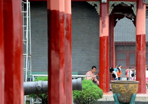 7月13日,施工人員在沈陽故宮內(nèi)為古建筑刷漆。新華社發(fā)