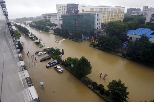 7月13日,武漢黃陂區(qū)一街道被暴雨造成的大量積水淹沒。新華社發(fā)