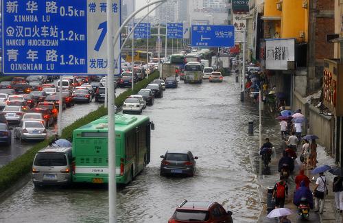 7月13日,武漢市區(qū),大暴雨導(dǎo)致交通嚴(yán)重?fù)矶隆P氯A社發(fā)