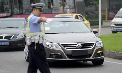 7月16日,重慶市渝中區(qū)交警支隊(duì)民警示意一輛未懸掛號(hào)牌車輛靠邊接受檢查。當(dāng)日,重慶市啟動(dòng)為期3個(gè)月的機(jī)動(dòng)車涉牌涉證交通違法行為專項(xiàng)整治行動(dòng),針對(duì)無牌、號(hào)牌模糊、故意遮擋號(hào)牌、安裝活動(dòng)號(hào)牌框架等4類車輛進(jìn)行檢查,并將嚴(yán)格依法處罰。新華社記者 李健 攝