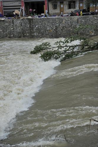 強(qiáng)降雨重災(zāi)區(qū)貴州都勻市凱口鎮(zhèn),河水奔涌而過(guò)(7月17日攝)。新華社記者 歐東衢 攝
