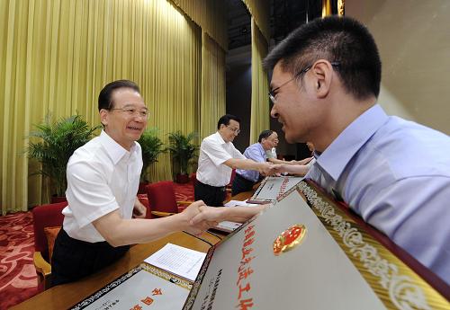 7月17日,國務(wù)院在北京人民大會(huì)堂隆重舉行全國就業(yè)創(chuàng)業(yè)工作表彰大會(huì)。中共中央政治局常委、國務(wù)院總理溫家寶出席會(huì)議并講話。這是溫家寶等領(lǐng)導(dǎo)同志為受表彰的先進(jìn)集體和先進(jìn)個(gè)人代表頒獎(jiǎng)。新華社記者 饒愛民 攝