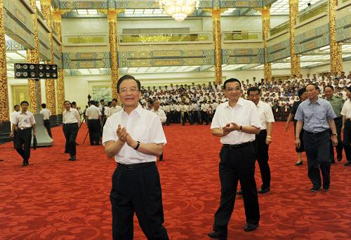 7月17日,國務(wù)院在北京人民大會(huì)堂隆重舉行全國就業(yè)創(chuàng)業(yè)工作表彰大會(huì)。中共中央政治局常委、國務(wù)院總理溫家寶出席會(huì)議并講話。這是會(huì)前,溫家寶等領(lǐng)導(dǎo)同志會(huì)見全體與會(huì)代表。新華社記者 饒愛民 攝