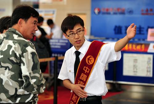 7月17日,在蘭州中川機(jī)場(chǎng),中國(guó)東方航空公司甘肅分公司工作人員在指引旅客出行。新華社記者 張錳 攝