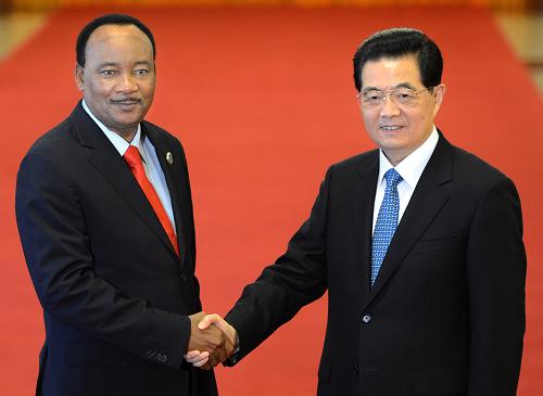 7月18日,國(guó)家主席胡錦濤在北京人民大會(huì)堂主持儀式,歡迎應(yīng)邀來(lái)華出席中非合作論壇第五屆部長(zhǎng)級(jí)會(huì)議開(kāi)幕式并訪華的尼日爾總統(tǒng)伊素福。 新華社記者 劉建生 攝