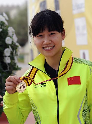 7月28日,在第30屆夏季奧林匹克運動會女子10米氣步槍決賽中,中國選手易思玲以502.9環(huán)的成績獲得倫敦奧運會的首枚金牌。圖為2012年1月14日,易思玲在卡塔爾魯塞爾射擊場進行的第十二屆亞洲射擊錦標賽女子成年組10米氣步槍決賽中奪得金牌。新華社發(fā)(陳少金攝)