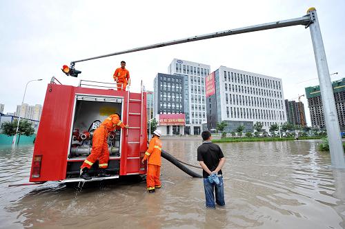 暴雨過后搶險忙 7月30日,在寧夏銀川城區(qū)某街道上,消防官兵正在緊急抽水,排除路面險情。 7月29日夜間,寧夏回族自治區(qū)銀川市出現(xiàn)60年來最強(qiáng)降水。暴雨過后,銀川市城區(qū)主要街道多處積水,深度達(dá)30至50厘米,銀川市水利、防汛、市政和公安等部門組織出動警力200多人次,警用車輛30余輛,排水設(shè)備20多臺套,搶險機(jī)械10余臺,轉(zhuǎn)移受困群眾,全力組織排除街道積水,并對積水路段采取了封閉、疏導(dǎo)交通、設(shè)立警示牌等應(yīng)急措施,以保障行人車輛安全。 新華社記者 彭昭之 攝