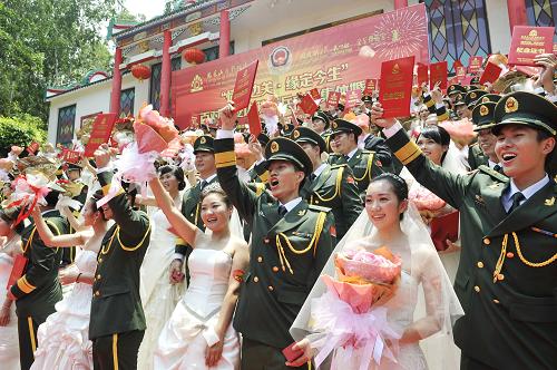 7月30日,新人們在婚禮上高舉鮮花和集體婚禮紀念證書。 當日,“情系邊關,緣定今生”全國公安邊防百對官兵新人集體婚禮在廣東東莞舉行。 據(jù)了解,參加婚禮的百名官兵來自西藏、新疆等全國29個省、自治區(qū)、直轄市的邊防總隊以及公安邊防院校,大多長年堅守在高原、戈壁、海島等條件艱苦的祖國邊境線上。在現(xiàn)場嘉賓和親友的見證下,百位新人喜結良緣。 新華社記者梁旭攝