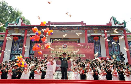 7月30日,新人們在婚禮上集體放飛和平鴿。 當日,“情系邊關,緣定今生”全國公安邊防百對官兵新人集體婚禮在廣東東莞舉行。 據(jù)了解,參加婚禮的百名官兵來自西藏、新疆等全國29個省、自治區(qū)、直轄市的邊防總隊以及公安邊防院校,大多長年堅守在高原、戈壁、海島等條件艱苦的祖國邊境線上。在現(xiàn)場嘉賓和親友的見證下,百位新人喜結良緣。 新華社記者梁旭攝