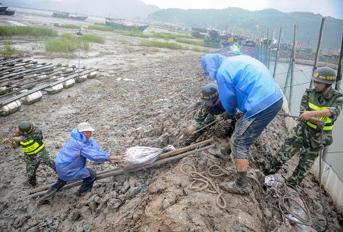 8月2日,在浙江最南部、浙閩交界的蒼南縣馬站鎮(zhèn)三星村,邊防官兵幫助當(dāng)?shù)仞B(yǎng)殖戶加固堤壩。 浙江省防汛抗旱指揮部2日16時(shí)30分決定啟動(dòng)防臺(tái)風(fēng)應(yīng)急響應(yīng)由Ⅱ級(jí)提升為Ⅰ級(jí),為防臺(tái)風(fēng)的最高應(yīng)急等級(jí)。據(jù)介紹,目前浙江各地已經(jīng)根據(jù)情況及時(shí)啟動(dòng)防臺(tái)風(fēng)應(yīng)急響應(yīng),全力做好各項(xiàng)防御工作,嚴(yán)陣以待,積極應(yīng)對(duì)臺(tái)風(fēng)“蘇拉”。 新華社記者韓傳號(hào)攝