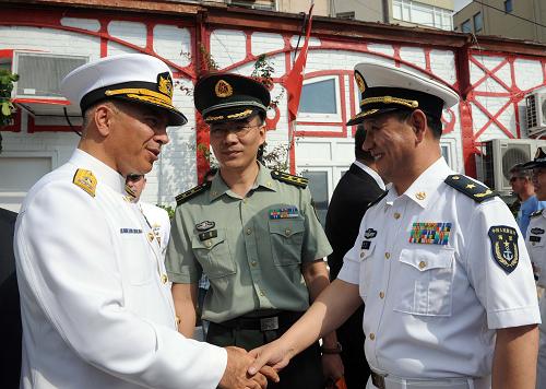 8月5日,在土耳其的伊斯坦布爾,土耳其海軍司令部電子信息部部長(zhǎng)穆斯塔法·澤基海軍準(zhǔn)將(左)與中國(guó)海軍第十一批護(hù)航編隊(duì)指揮員楊駿飛少將(右)握手。新華社記者 馬研 攝
