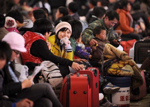 1月15日,旅客在杭州火車站候車室內(nèi)等候。新華社記者 韓傳號(hào) 攝